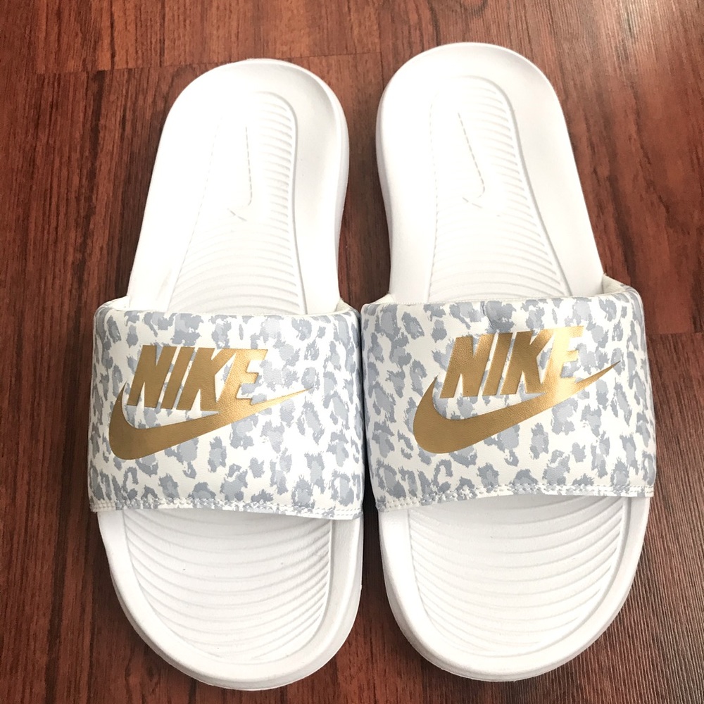 EUC Women’s Nike Slides - 10
